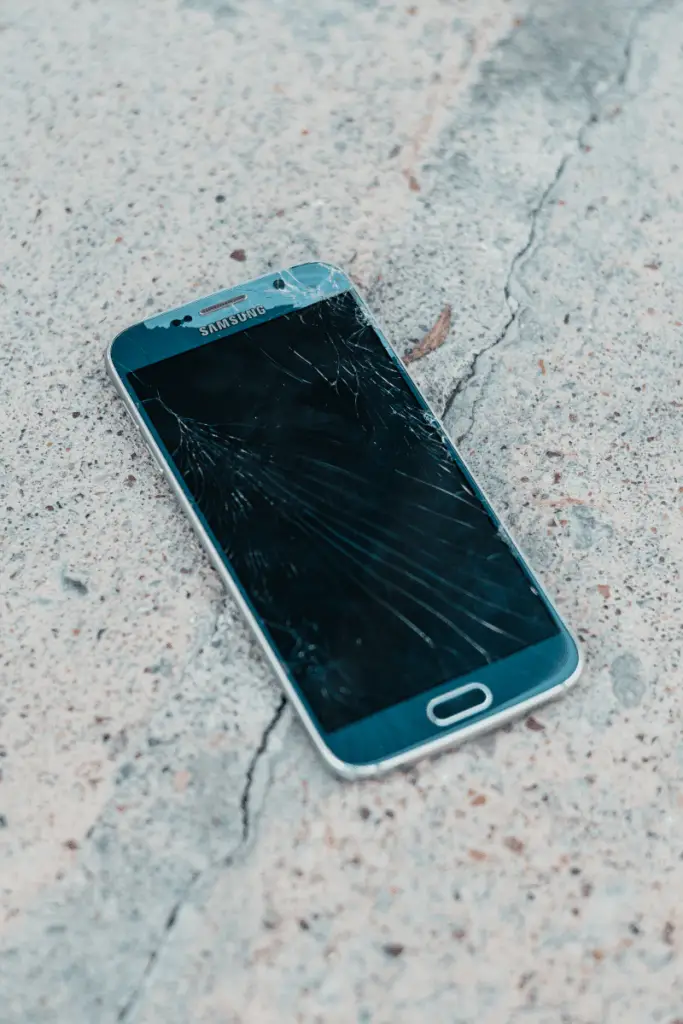 how-long-will-a-phone-with-a-cracked-screen-last-valorvortech